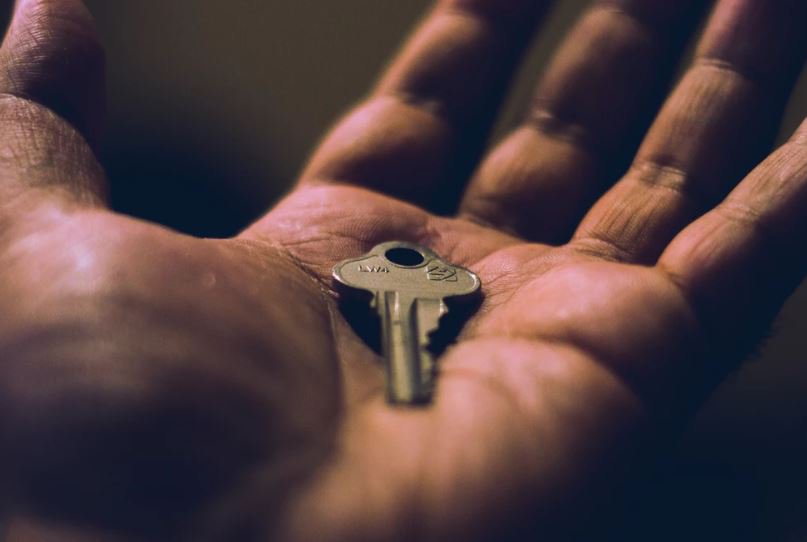 mossos's tweet image. Has perdut o t’han robat les claus de casa? Canvia el pany al més aviat possible per seguretat #PanyiClau #LlarSegura