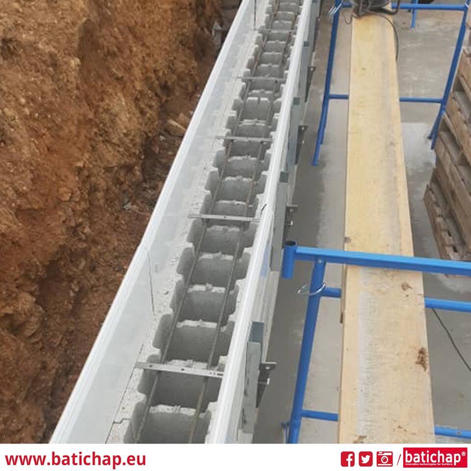 batichap's tweet photo. Réalisation d’un chantier Batichap par notre client #Ask Batiment à #Montélimar.
Margelles de piscine 🏊♂️ 18X5. Nous avons utilisé nos produits #Batiflex®️ et notre système #Coffréo®️ pour le coffrage.
#Batichap👷🏼♂️👷🏻♀️ #Travaux #Concept #Ingenieur #Paysagiste https://t.co/47DdDuCi1i