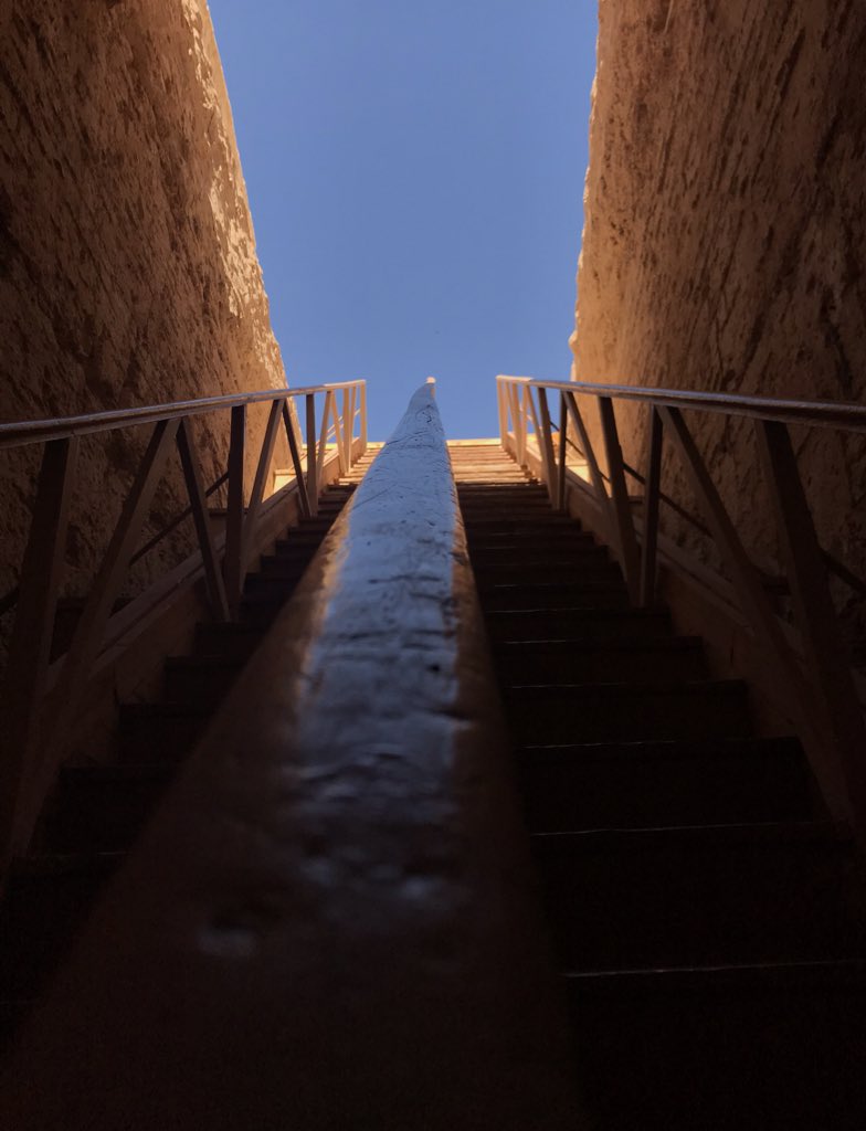 The way out of the tomb of Seti the first after a long day of work - almost feels like the way to heaven lol! 😂😂😂 #work #desert #ValleyofKings