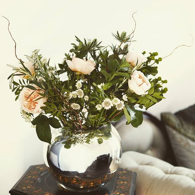 #Gifted - Rosy Posy Flowers from @TheRealFlowerCo #Realflowersoftheseason - beautiful #DavidAustin roses filling my living room with the most divine scent.  The perfect gift for #MothersDay - the perfect roses for any #BridetoBe #TBIN #UKBloggers #London… bit.ly/2SXJILH