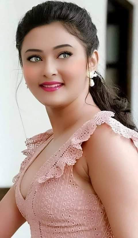 الانثى التي تبكي بسرعة 
ثم تعود لتضحك بسرعة
 إياك أن تخسرها 
لإنها لا تعرف الحقد أبداً 
وتمتلك قلباً يحوي طيبة العالم بأكمله