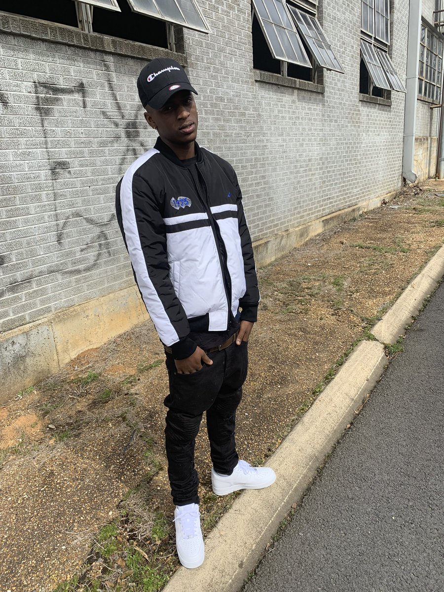 SaluteJaybee's tweet photo. Everytime you see me ima be splashing🦍💦💰 #Splash4Eva💜 https://t.co/DFvF8JJbOL