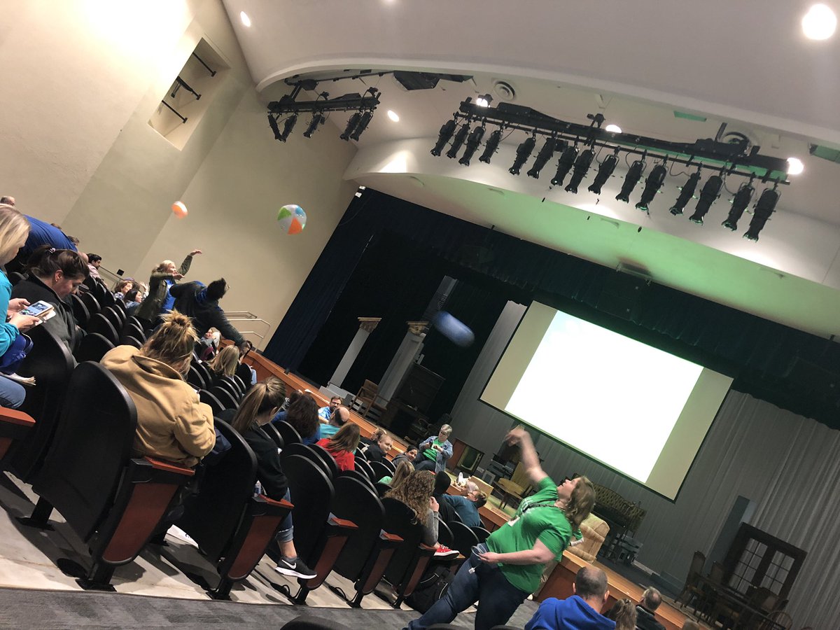 missedwards250's tweet photo. Beach balls at the end of the day! #DHSgoose #DHSThink2019 https://t.co/HJmbG0tthZ