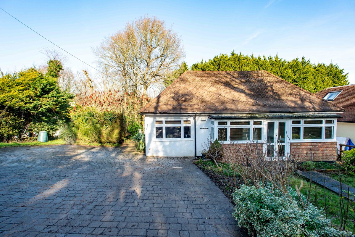 Sammonds_Photo's tweet image. Spring is coming and the housing market is picking up. Here's a lovely property in rural Chelsfield thats certainly worth a look! #estateagent #housingmarket #sellmyhouse #property #housesale #zoopla #rightmove