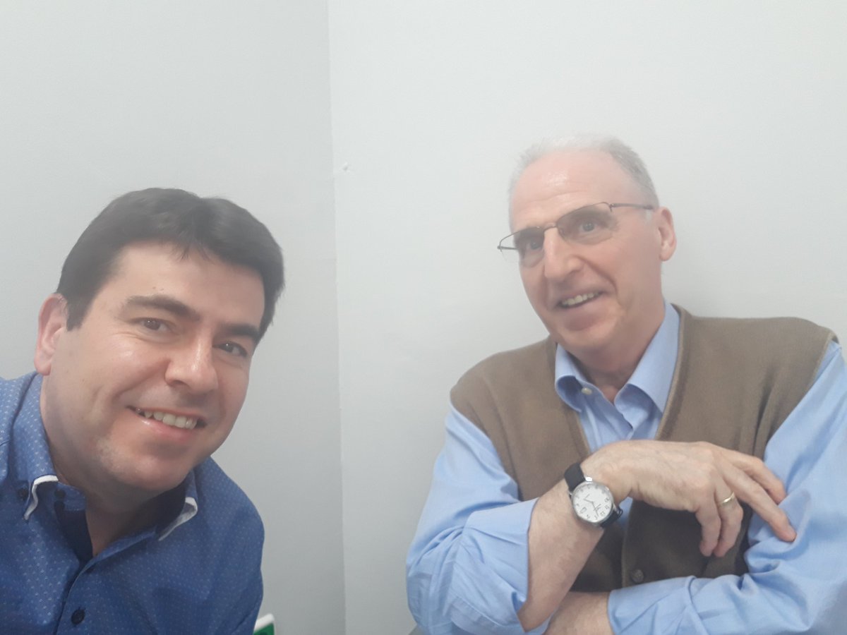 Hoy me encontré en el dentista con Alfonso Azuara. Coincidí en el 96 con él Onda Cero y aprendí mucho a su lado. Me mandaba a hacer fotocopias. Un día estaba yo liado, e inconsciente de mí, le mandé yo a él... Todavía me lo recuerda... Dice que escucha el @partidazocope siempre.