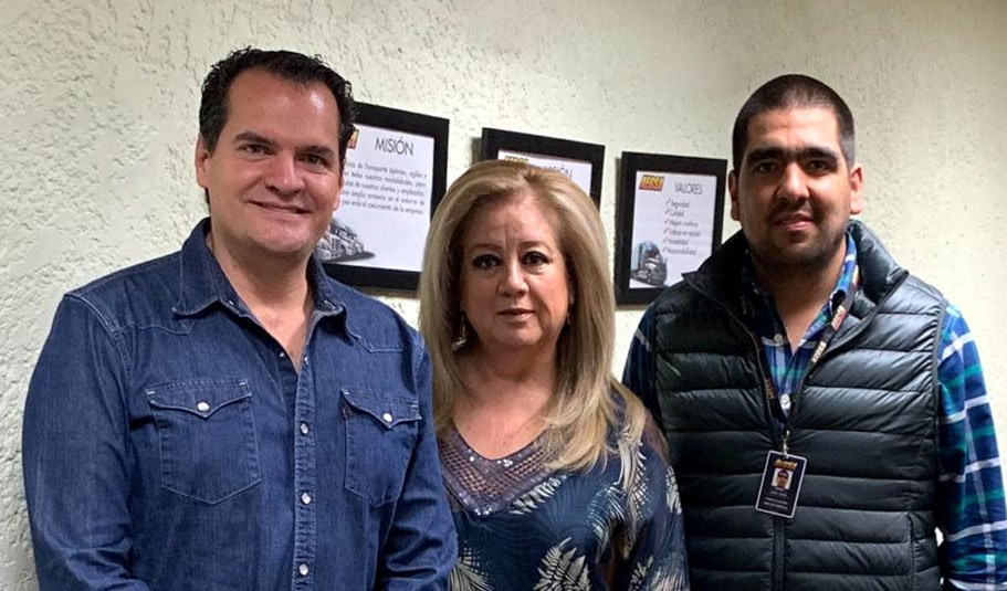 LIENS_Enlaces's tweet image. Srio. @MAUHOLGUIN y Vpdta. Mary Diaz, en invitación a los empresarios Arturo Garcia y Ricardo García, propietarios de la emrpesa AEGSA para Galardón @CanacoDurango.