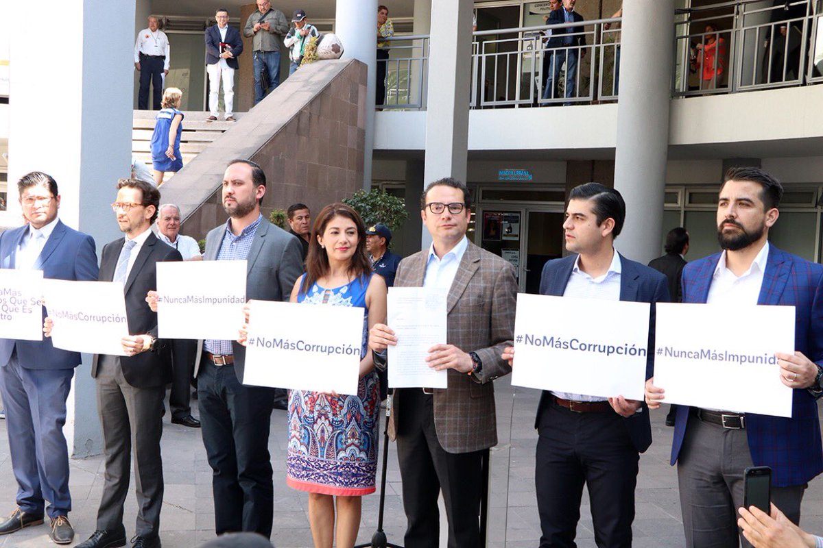 navaslp's tweet photo. #NuncaMás corrupción #NuncaMás impunidad. Se presentó ante la @FGRMexico la 1era denuncia  penal contra Ricardo Gallardo. Este acto tiene el respaldo de Diputados Federales, Locales y miembros del Cabildo; somos muchos los que queremos justicia para #SLP https://t.co/gMajXkK0uV
