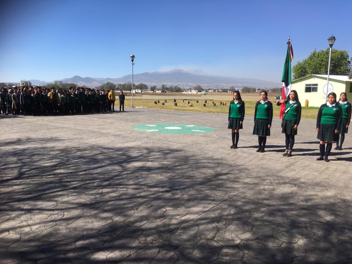 bimendezz's tweet photo. ⁦@CecytemMetepec2⁩ iniciando semestre 2019/2019 con honores a la bandera y entrega de reconocimiento a estudiantes destacados ⁦@somoscecytem⁩  ⁦@ignacio_rubi⁩ ⁦@israeljeronimol⁩ https://t.co/3dS6aVHSjQ