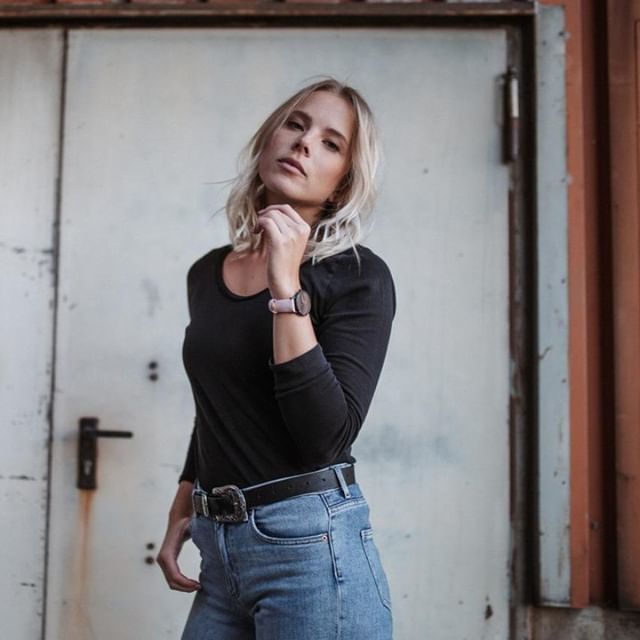 | Shine like the whole universe is yours ✨
_______________________________________
watch: Frieda black - nude leather .⠀
.⠀
.⠀
#uhrwerkberlin#squarewatch#fallfashion#bedifferent#golden#watches#watchlovers#timeless#timekeeper#berlin#kreuzberg#designed… bit.ly/2GPhQCN