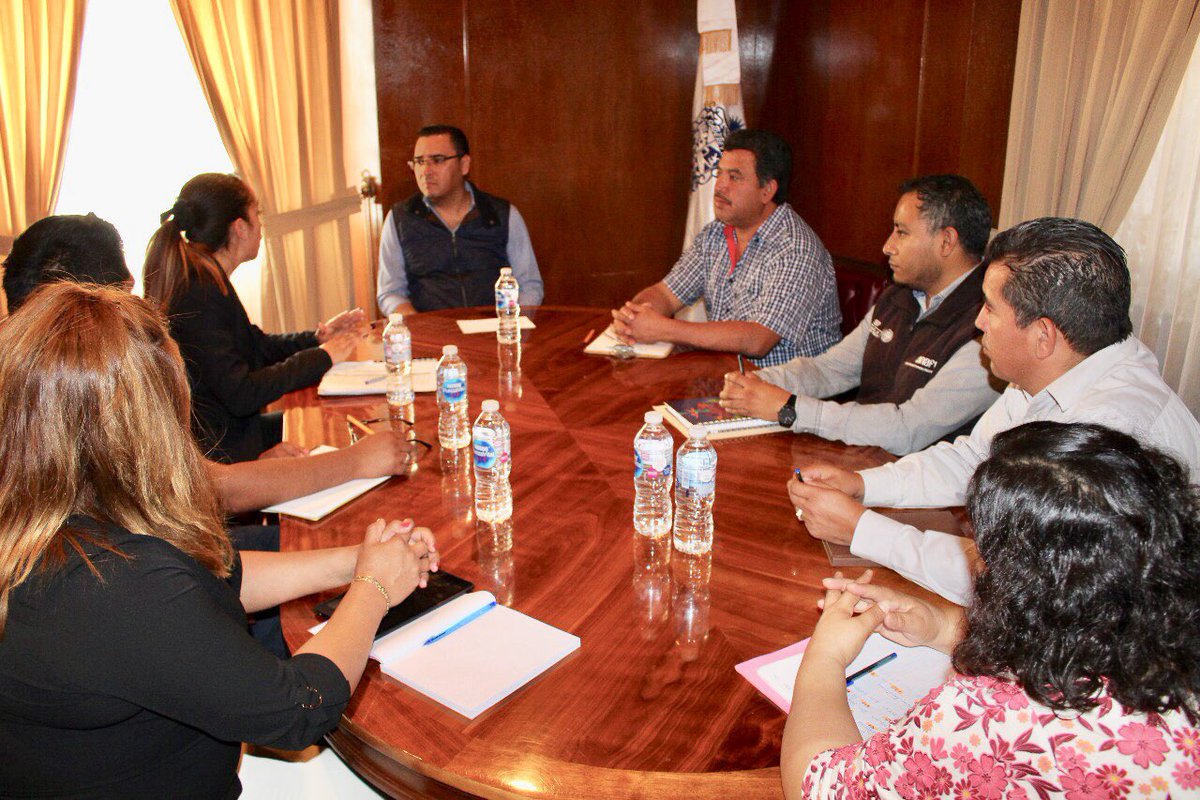 aleatm2's tweet photo. Reunión con Presidente Mpal de Cadereyta, nos apoyará con zapatos escolares para alumnos de preesco y primaria @CONAFE_mx techumbres y mant a nuestras escuelas, transporte escolar a LECs, Despensas, y un evento especial para LEC y Promotoras Reconociendo el trabajo de las figuras https://t.co/Kz9oRMdqTs