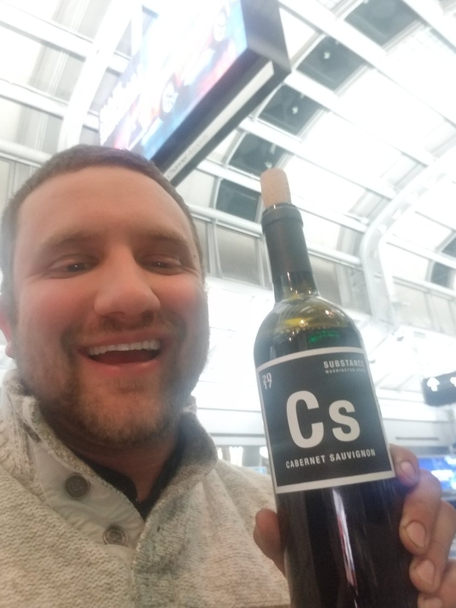 caleb_krusemark's tweet photo. What else do you do when stuck in an airport? #O'Hare https://t.co/lWT9A2JI3Y
