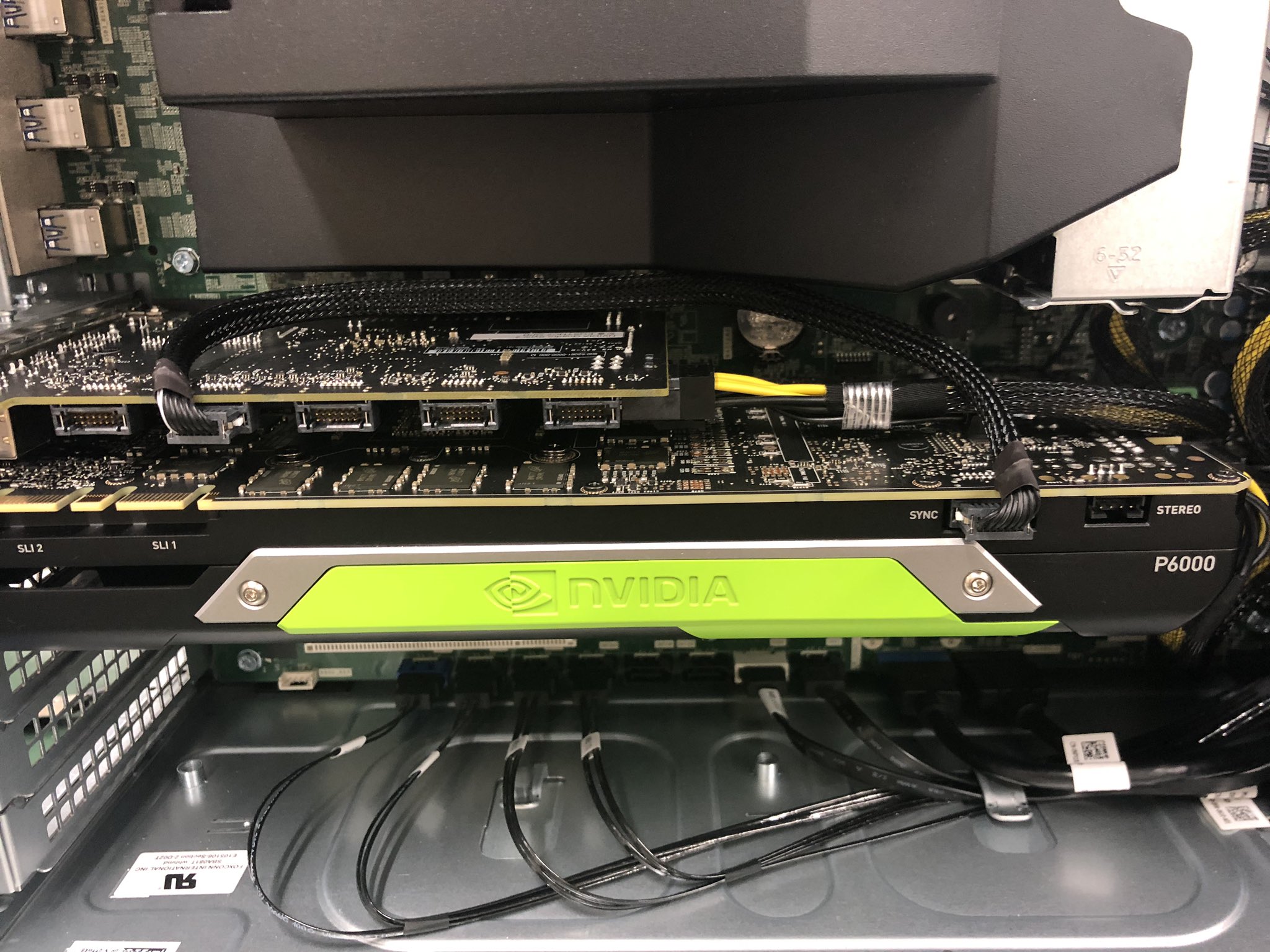 NVIDIA QUADRO SYNC 2 本体と付属ケーブルのセット。