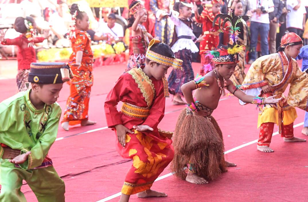 KemenPariwisata's tweet photo. Penampilan Tarian Rempah NKRI turut menghibur dan menambah kemeriahan pembukaan acara puncak perayaan Festival Cap Go Meh 2019 di Kota Singkawang, Kalimantan Barat, Selasa (19/02).
.
.
#PesonaIndonesia #WonderfulIndonesia #CapGoMeh #CapGoMehSingkawangFest2019 https://t.co/2XhzPouiU0