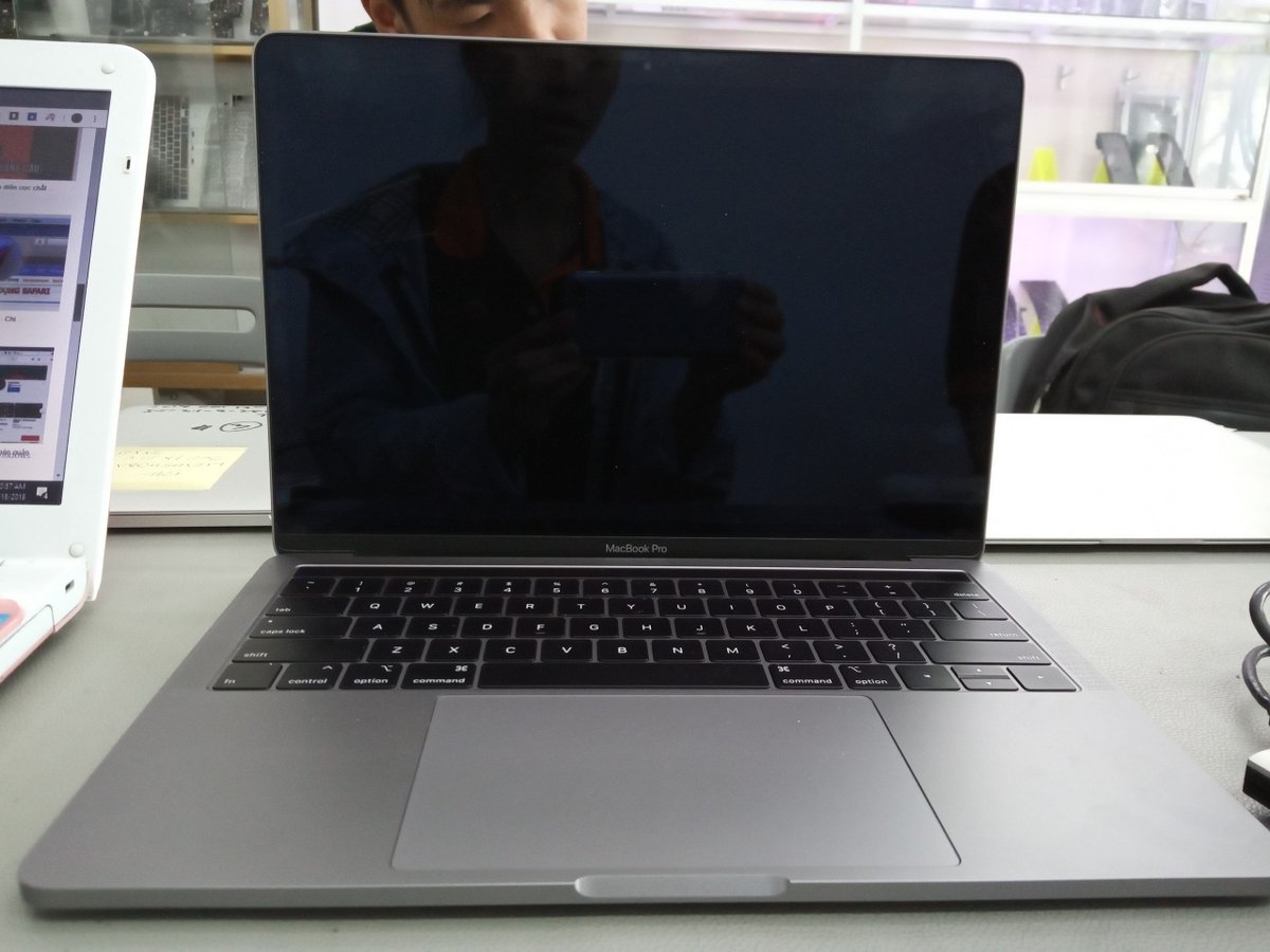 NguynTn51210977's tweet photo. [ Nỗi buồn nhẹ ] Macbook Pro 13 inch 2018 MẤT NGUỒN sau khi bị vô nước
#nguyentin #chuyensuamacbook #suamacbook #repairmacbook #district10 #hcm #tphcm #vietnam https://t.co/WRNPMoLGsS