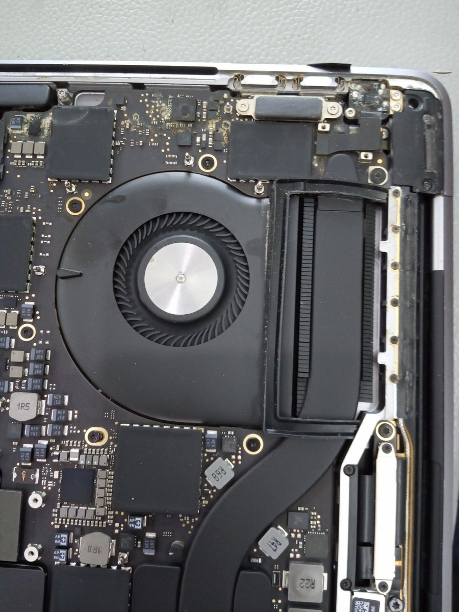 NguynTn51210977's tweet photo. [ Nỗi buồn nhẹ ] Macbook Pro 13 inch 2018 MẤT NGUỒN sau khi bị vô nước
#nguyentin #chuyensuamacbook #suamacbook #repairmacbook #district10 #hcm #tphcm #vietnam https://t.co/WRNPMoLGsS