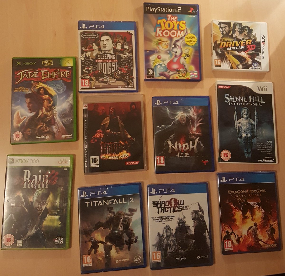 RandomGameRoom's tweet photo. Some random game pickups from the last week!
#JadeEmpire #SleepingDogs #DriverRenegade3D #Hellboy #SilentHill #Nioh #Titanfall2 #DragonsDogma #ShadowTactics #VampireRain #TheToysRoom https://t.co/KhCskU39KO