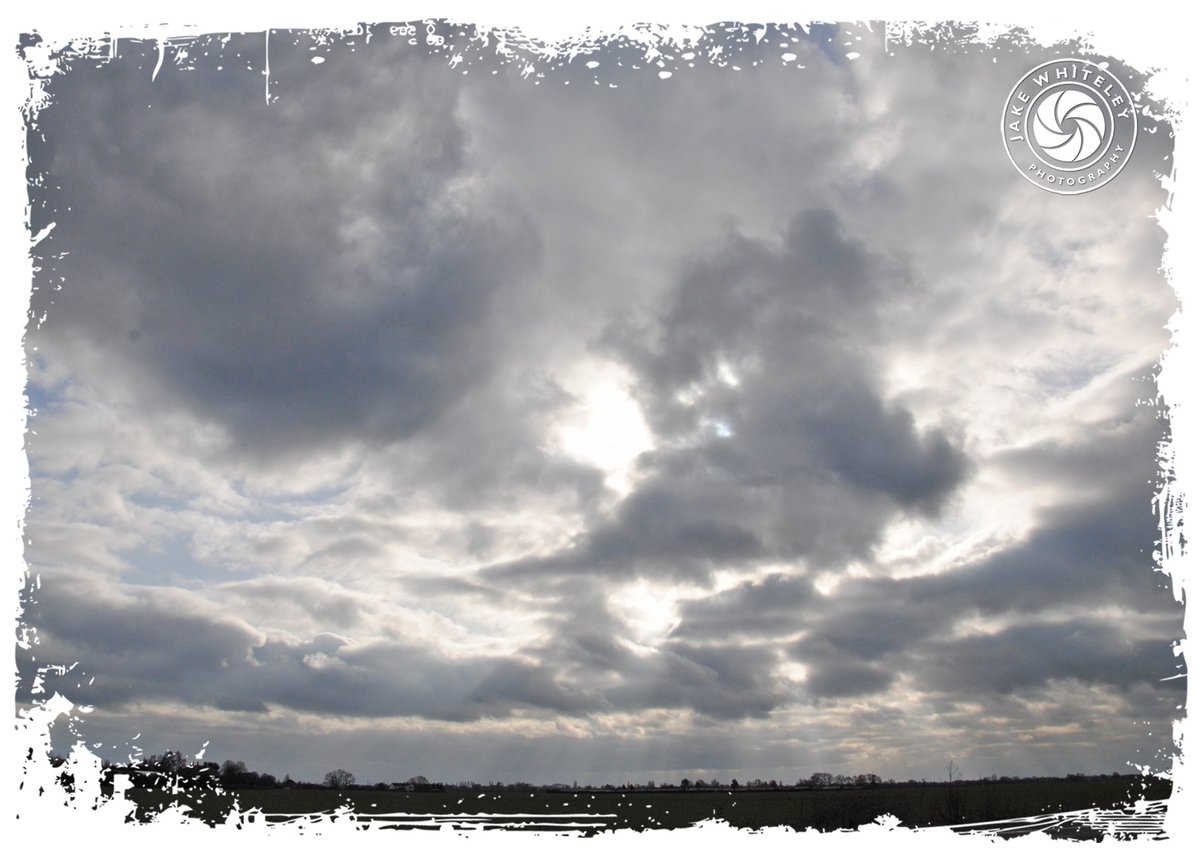 thejakewhiteley's tweet photo. Is that a vague outline of the #BritishIsles I see in the foreboding cloud formations en route to @StamfordAFC1896 v @GresleyFC (#NPLPrem, 16/2/19) @LincsSkies?!... https://t.co/XhyeXawL4L