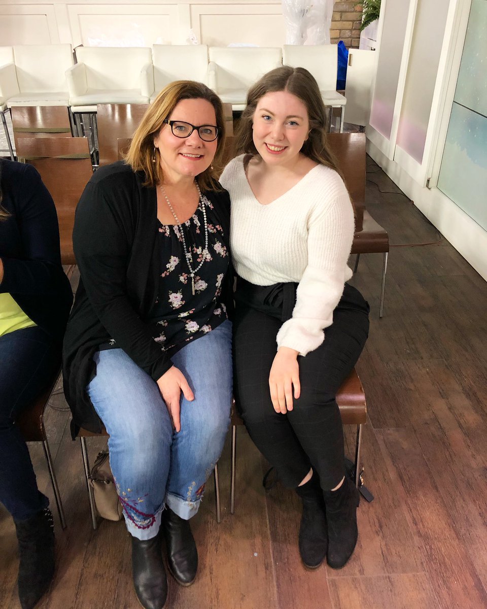 wallisdesigns's tweet photo. Went to @TheMarilynShow today. Such a fun time. Thanks for getting us tickets Syd! ❤️ https://t.co/pP5IbNZUCV