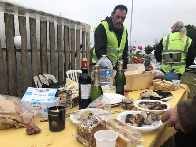 Ceux qui meurent de faim quelque part dans le monde et des gilets jaunes qui meurent de faim en France.... à vous de juger ! 😢

Personne ne meurt de faim en France !
A moins qu'on ne vive pas dans le même pays ! 🤷‍♂️
