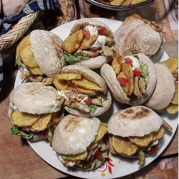 cofooders's tweet photo. #Recette via @TLCQA Batbouts au poulet 👉https://t.co/PCFGShil9m #voyage #MondayMotivation #poulet #batbout #bon #faitmaison https://t.co/MRGuNq3Tz7