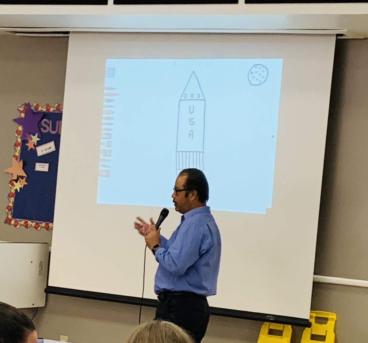 lorenarojo's tweet photo. #AppleEducators teaching @RoyalwoodLions how to use IPads to engage students. https://t.co/4uP04PBQdi