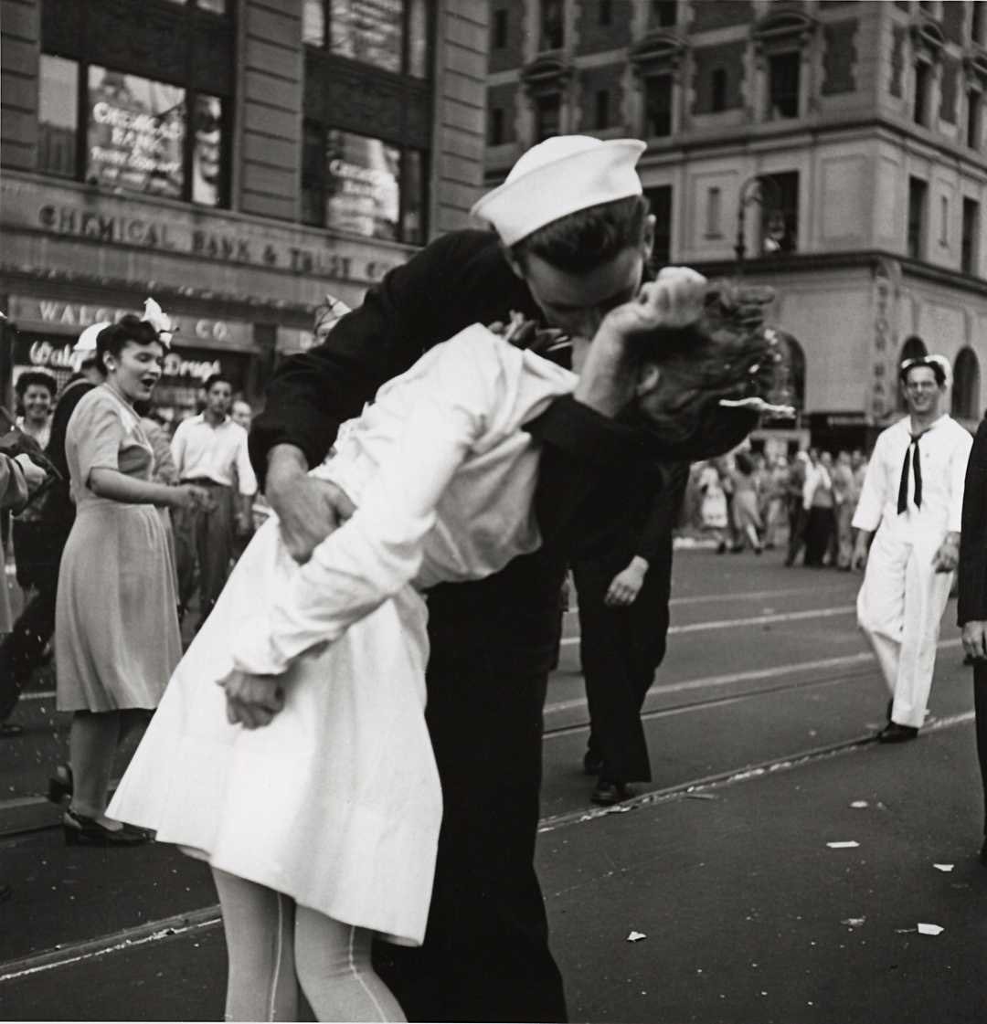 KayBurley's tweet photo. RIP George Mendonsa who made every woman wish she was this one.  He was 95.

#vjday https://t.co/SHHTJgnqQH