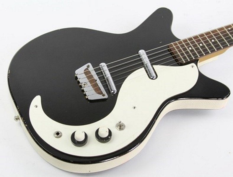 CRAVE_Guitars's tweet photo. CRAVE Guitars' Guitar Of The Day: Nathan Daniel founded Danelectro in 1947. Nowadays, they are producing modern guitars with retro style and the vibe of the originals. Here’s one glorious vintage 1962 Danelectro 2021. Love Guitars. ❤️🎸 https://t.co/SH52AXhr1J @DanelectroUSA https://t.co/HrNhWCUxI8