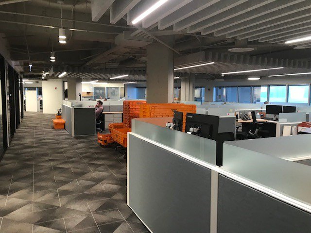Power_Construct's tweet photo. With baffle ceilings, telescopic glass walls & intertwined pendant fixtures, this #PowerWorkplaceGroup transformation in partnership with @eastlakestudio has established a uniquely designed & inviting workplace. Welcome home #NewcastleLimited! #WeBuildChicago #CorporateInteriors https://t.co/2j5WgtxWfu