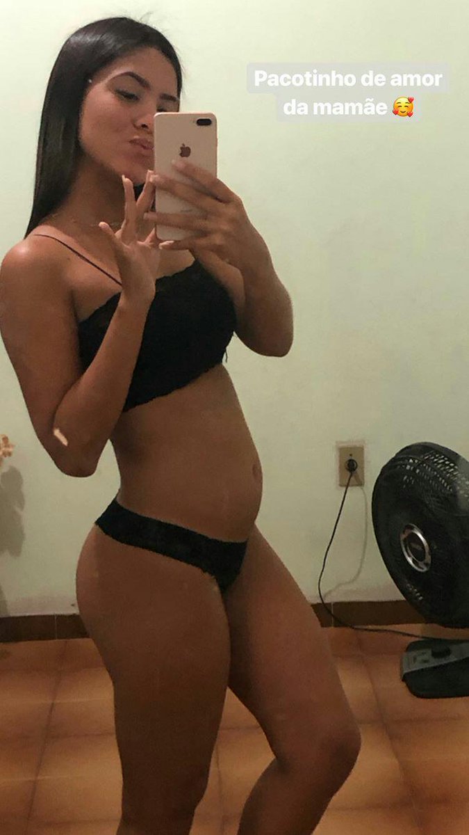 fariasloh2's tweet photo. Vai as duas iguais sim pq eu estou muito plena e não to me aguentando 🥰🥰 desde que descobri você minha vida mudou p melhor ❤ https://t.co/fZeO15pWnR