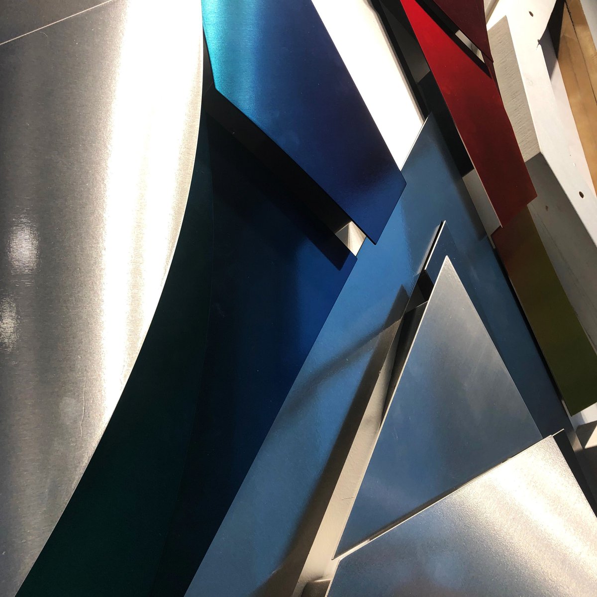 DesignFugitives's tweet image. New artwork alert!  👀 Peep these install details! We can&apos;t get enough of this custom colored lacquer finish alongside the brushed aluminum. Stay tuned for more 🔥 #ArtElevates #Innovation #MilwaukeeMade #DesignFugitives