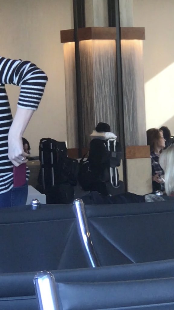 lpoczik's tweet photo. @AmericanAir don’t leave ur luggage unattended, unless ur crew🤣way to set a good example https://t.co/5SFjOW8lwG