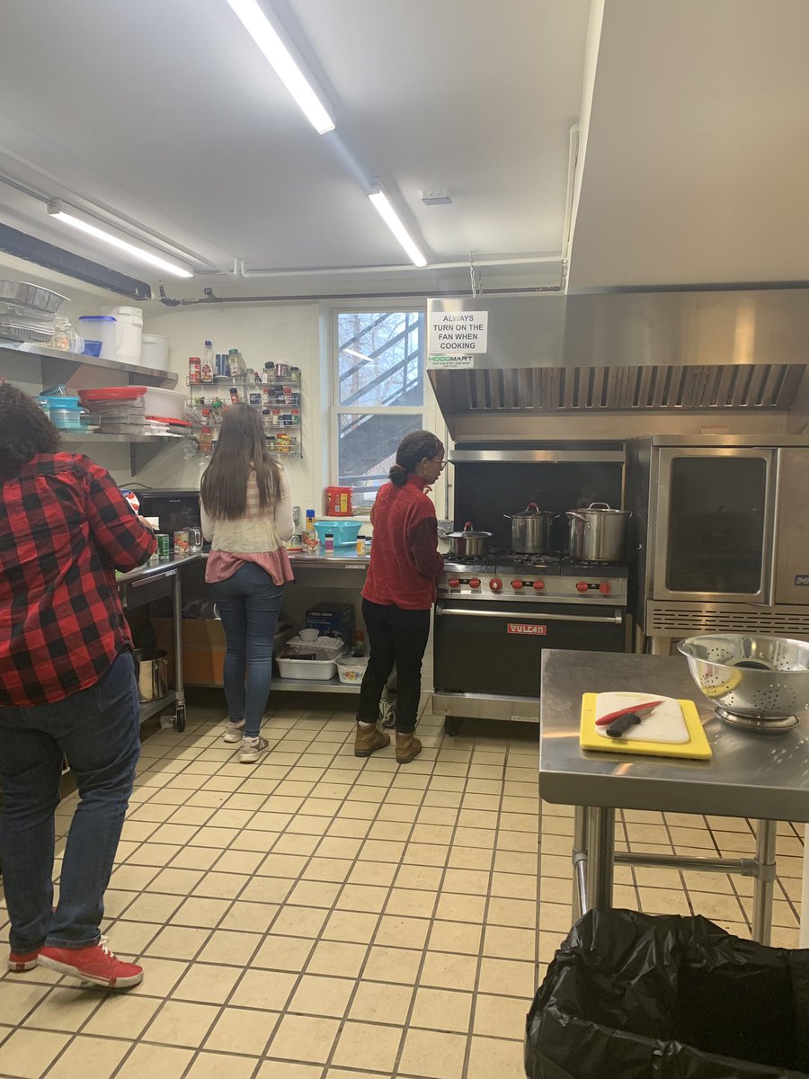 jmueller34's tweet photo. Last week on Valentine’s Day I had the opportunity to volunteer with a few new Pepsi Scholars and advisor Kendra at UCM!! We made a home cooked meal and made some memories:) #PepsiScholars #dogood #volunteer @OHIOCLDC https://t.co/0XnQ2j0QhH