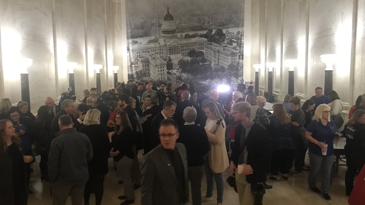 #WVteachers call strike as Senate brings back charters, ESAs

wvmetronews.com/2019/02/18/wit…