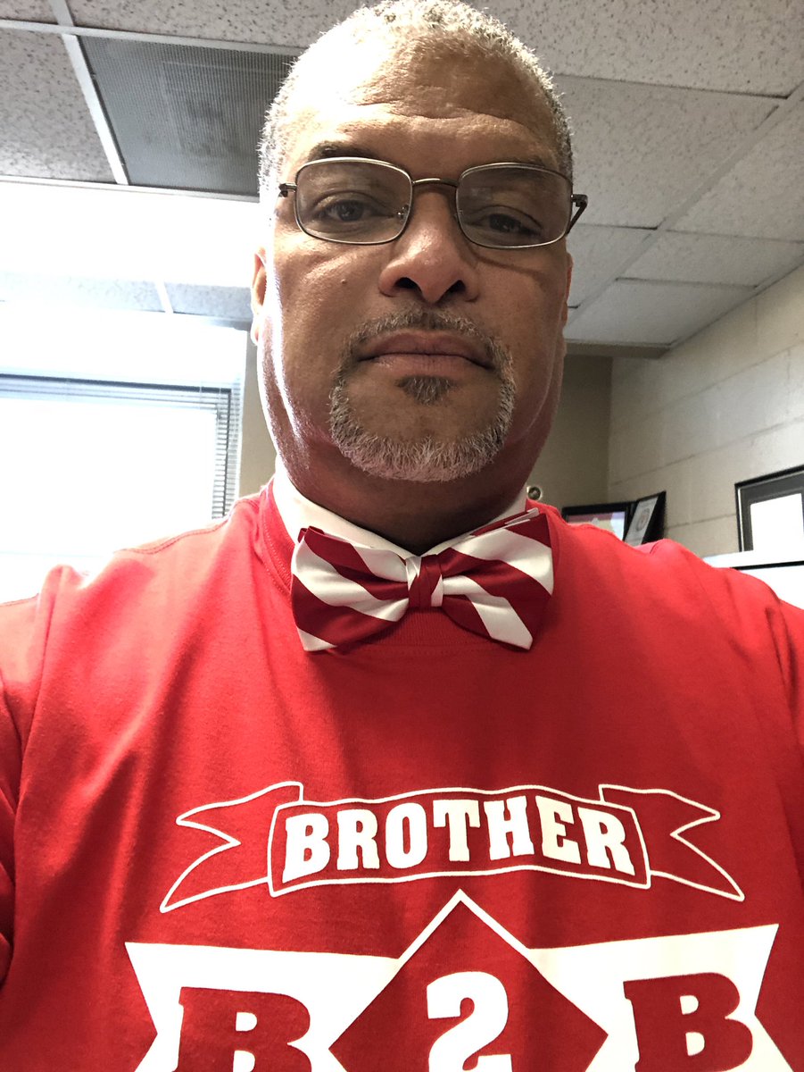 B2bMentorGroup's tweet photo. Nothing like getting fresh and clean for the first B2b photo shoot.  Lights, camera, action...B2b!! @PrincipalTeal @pmubenga @PtownElem @DurhamPublicSch @DPSMarketing_MG @JermaineLPorter @dklangley @joebiggs2 https://t.co/278aMeJOrF