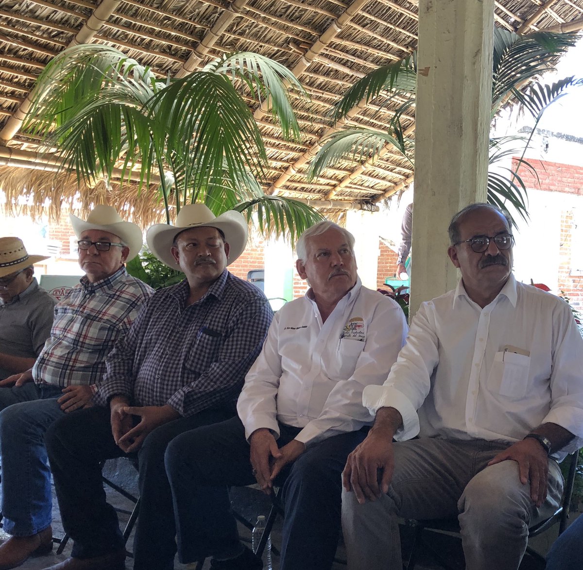 El día de hoy en su visita a #Morelos acompañamos a <a href="/vmva1950/">Víctor Villalobos Arámbula</a> @SADER_MEX a la asamblea informativa sobre la termoeléctrica de #Huexca con ejidatarios de la asociación de usuarios del río Cuautla (ASURCO) <a href="/SedagroMorelos/">SEDAGRO</a>