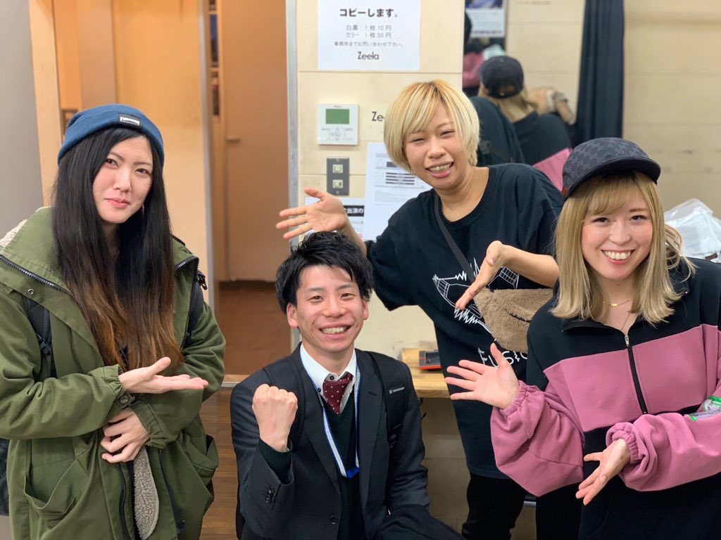 's tweet image. きのうは梅田Zeelaありがとうございました〜ただいま東京！！わたしは寝ていただけですが 通勤ラッシュがしんどすぎて埼玉に帰るためにラッシュがおわるまで一回駅のホームで寝ます みかけても声かけないでください

#ロドリゲスボンバー
#じーこ
#LINOGRAPH