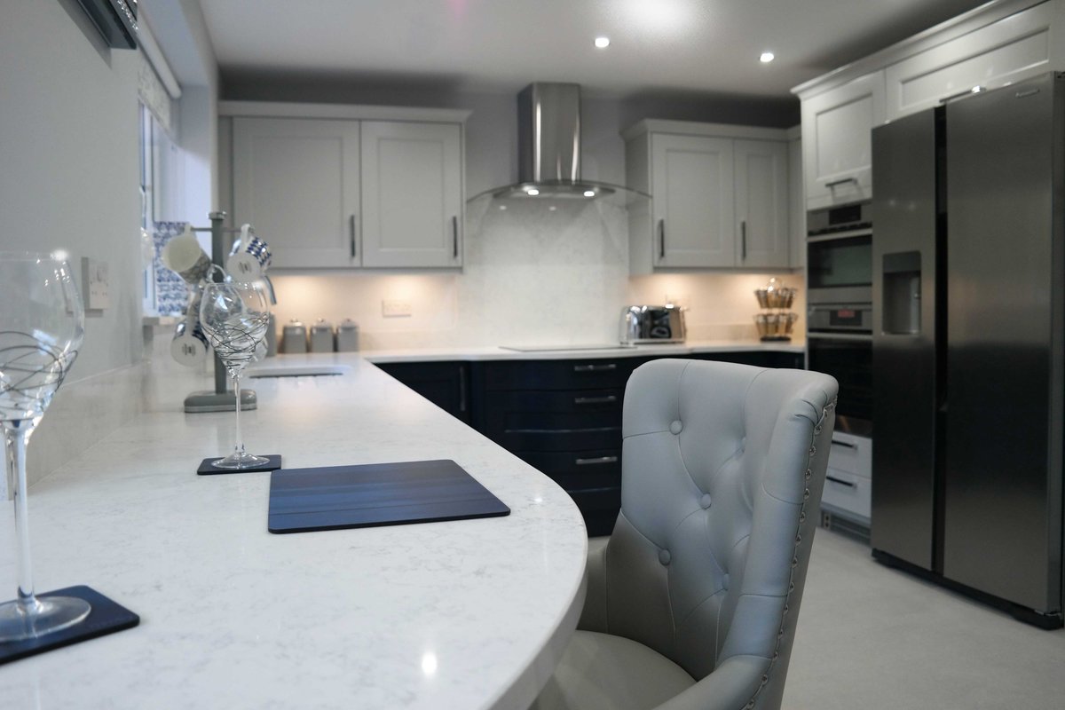 MetcalfKitchens's tweet photo. When you combine this shaker style kitchen design with itastone carrara quartz worktops and a subtle chalk painted in-frame door you get this.......... made to measure fully fitted  😊💖 #kitchen #elegance #beauty #class #perfection #itastone https://t.co/yEqjoinZQA