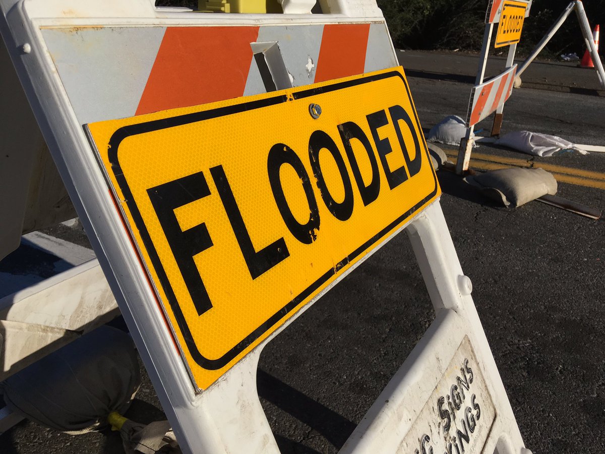 916JT's tweet photo. Floodgate closed on Del Paso &amp; Northgate in @TheCityofSac due to high river levels. Cars and Bike Trail traffic being diverted.
@CBSSacramento https://t.co/Gyu1Jvsy0L