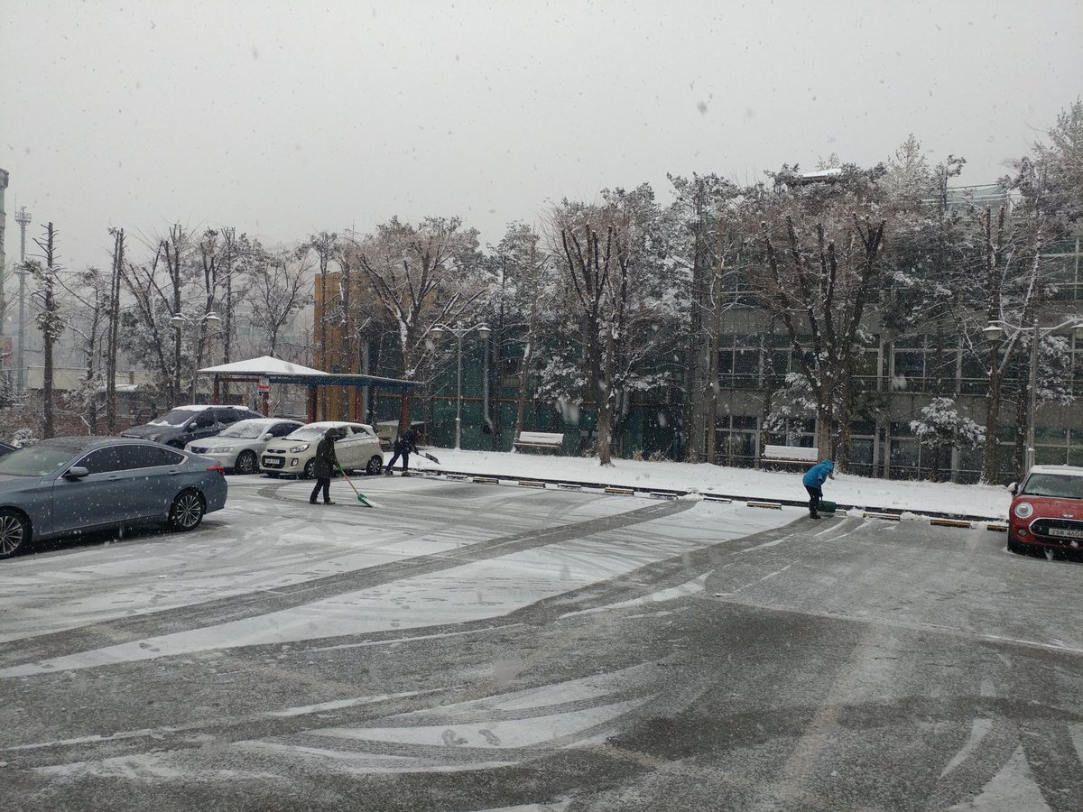 lemi2958's tweet image. 눈이 점점 더 많이 내리네요~ 성남시 여성복지회관에서는 수강생들의 안전을 위해 이른 아침부터 제설작업을 하고 있습니다. 안전하게 보행하세요~ #성남시 여성복지회관 #여성가족과