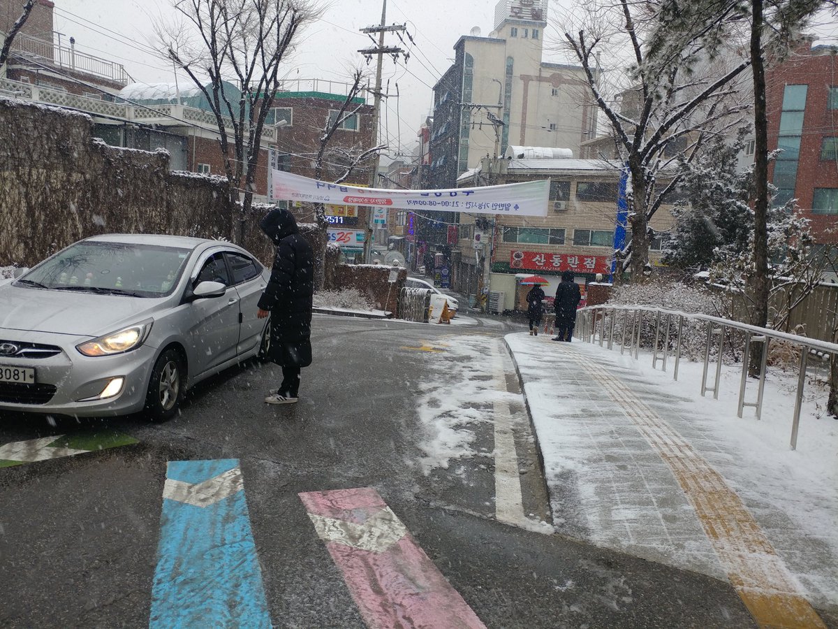 lemi2958's tweet image. 눈이 점점 더 많이 내리네요~ 성남시 여성복지회관에서는 수강생들의 안전을 위해 이른 아침부터 제설작업을 하고 있습니다. 안전하게 보행하세요~ #성남시 여성복지회관 #여성가족과