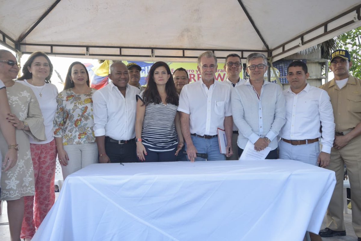 jpfrankym's tweet photo. Firmamos el acta de inicio de la obra de #PuertoColombia, este proyecto busca reconstruir el muelle y convertirlo en un reconocido atractivo turístico de la región @Gobatlantico @fonturcol @RAQUELGCH @MincomercioCo https://t.co/gKo8G9g8oJ