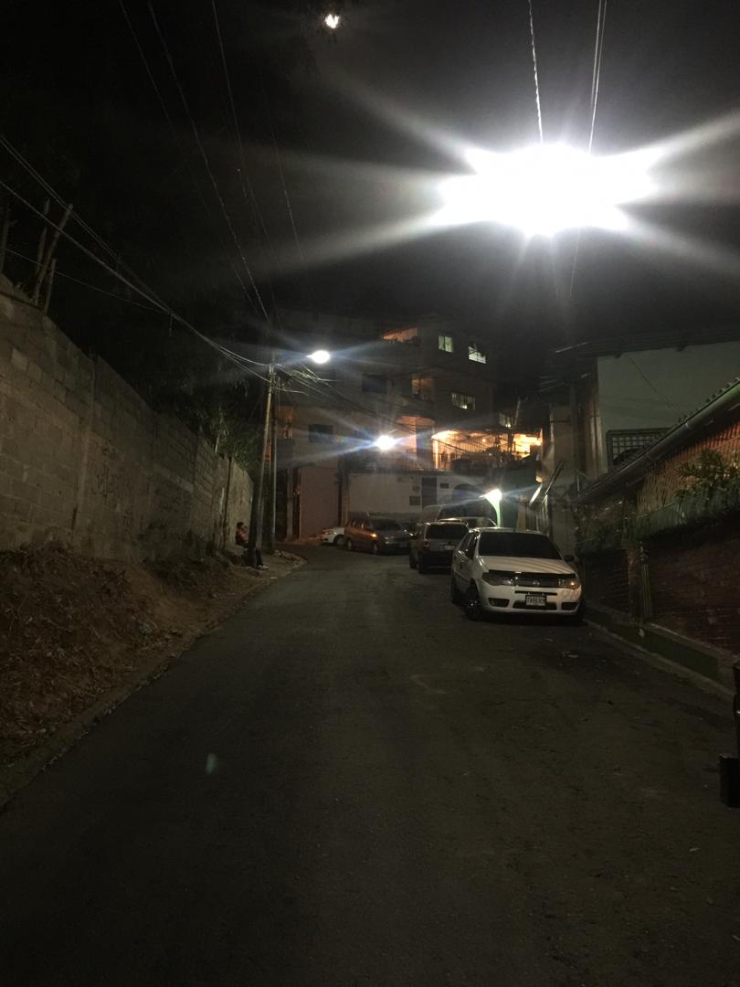 eliasayegh's tweet photo. Recordemos que el Plan #CuidemosElHatillo logró iluminar el año pasado más de 900 postes de luz en #ElHatillo! Este plan depende de la organización vecinal que coloca las luminarias que ha sido aportadas por nuestra Alcaldía @ElHatillo. #LoHacemosPosible 2/2 https://t.co/otUtdaFoBe