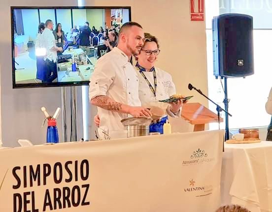 ➡️ Hoy hemos asistido en el Hotel Spa Porta Maris al IV Simposio del Arroz organizado por Dársena, con ponentes de la talla de Susi Diaz, Cristina Figueira Blanco y Jorge Moreno Calvo. Magnífico el menú ofrecido con motivo del simposio.
👨‍🍳👩‍🍳