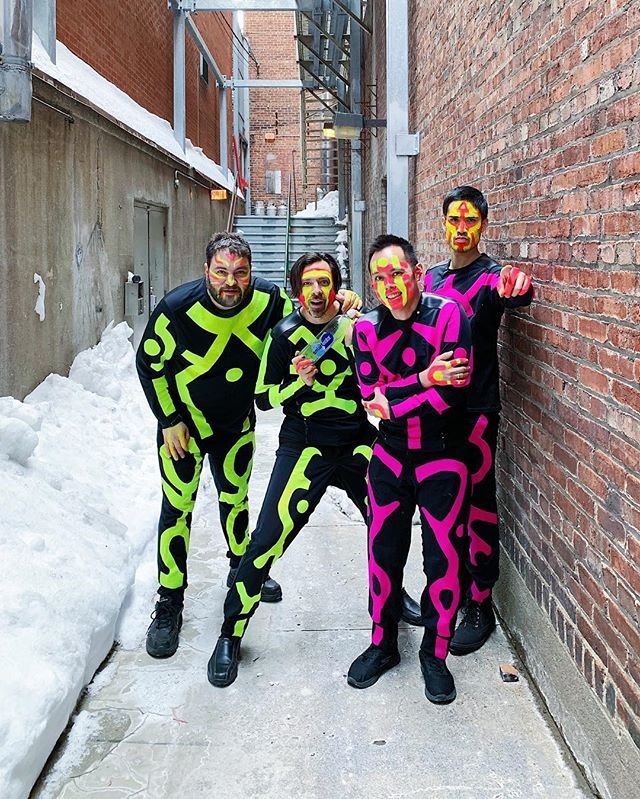 zoecaldwell's tweet image. in my next life, i’m coming back as... THE BAND #bluemanworldtour 👨🏼‍🎤👩🏼‍🎤👨🏼‍🎤👩🏼‍🎤 #bluemangroup #outdoormissiontomeetandgreet bit.ly/2V8h0oW