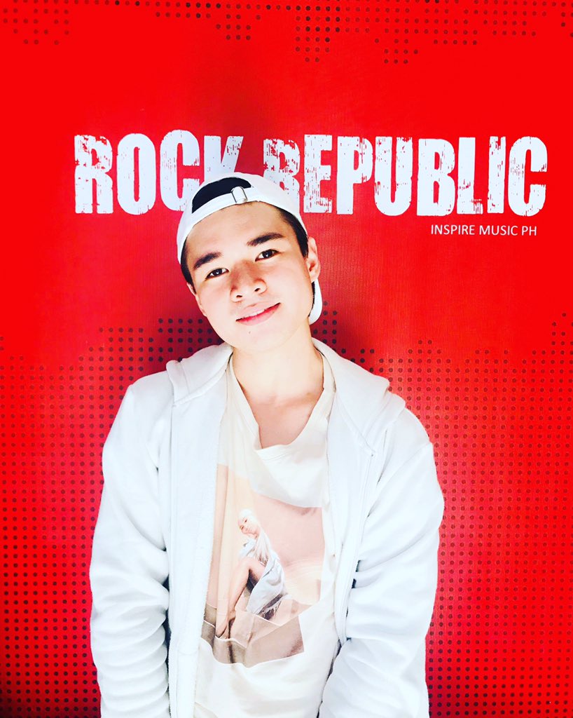 RockCebu's tweet photo. David Wilde of Bai TV is officially enrolled at Rock Republic! Welcome to the Fam! #Excited #TeamRockRepublic #webringmusiclessonsonstage #DavidWilde #CebusPremiereMusicSchool https://t.co/P9J0fyYZEO