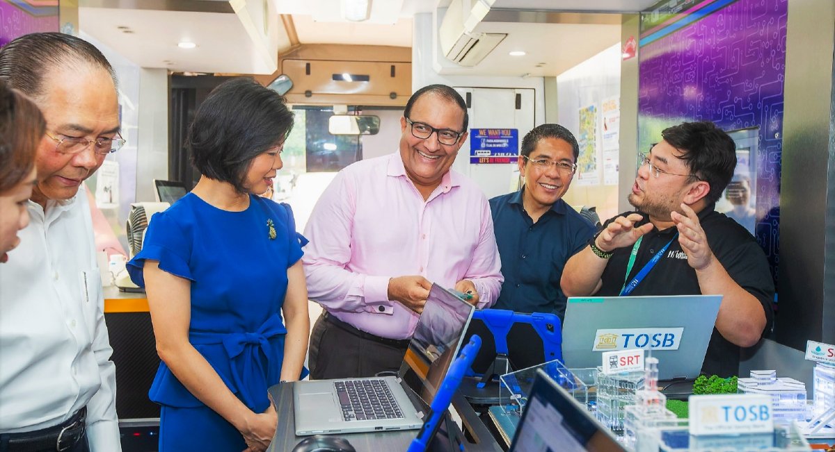 IMDAsg's tweet image. #ICYMI: #DigitalDefence, the 6th pillar of #Singapore&apos;s Total Defence framework, was launched by @SingaporeMCI Minister, Mr S Iswaran, on 15 Feb. He also explored IMDA Lab on Wheels&apos; new #CyberSecurity-themed experience for students to learn about cyber threats.
#SGDigital