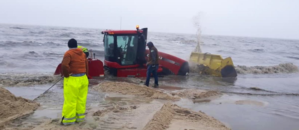 TheChadColby's tweet photo. Don’t see this everyday.... #QuadFishing #DadHelp #SendIt @Case_IH @DegelmanInd #SeeOnFacebook https://t.co/uuiYBgpxd5