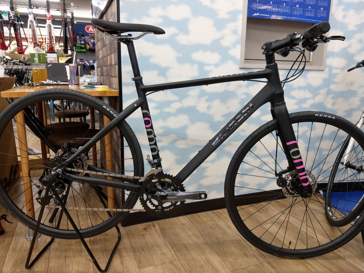 Twitter पर サイクルショップカンザキ千里店 Bianchi Roma3 店頭展示中のマットブラック ピンクです ロゴだけ艶ありなのが良いセンス おしゃれさんにぴったりな1台ですよ T Co Ebee1rbr5r カンザキ千里店 ビアンキ クロスバイク Twitter पर サイクルショップカンザキ千里店 Bianchi Roma3 店頭展示中のマットブラック ピンクです ロゴだけ艶ありなのが良いセンス おしゃれさんにぴったりな1台ですよ T Co Ebee1rbr5r カンザキ千里店 ビアンキ クロスバイク