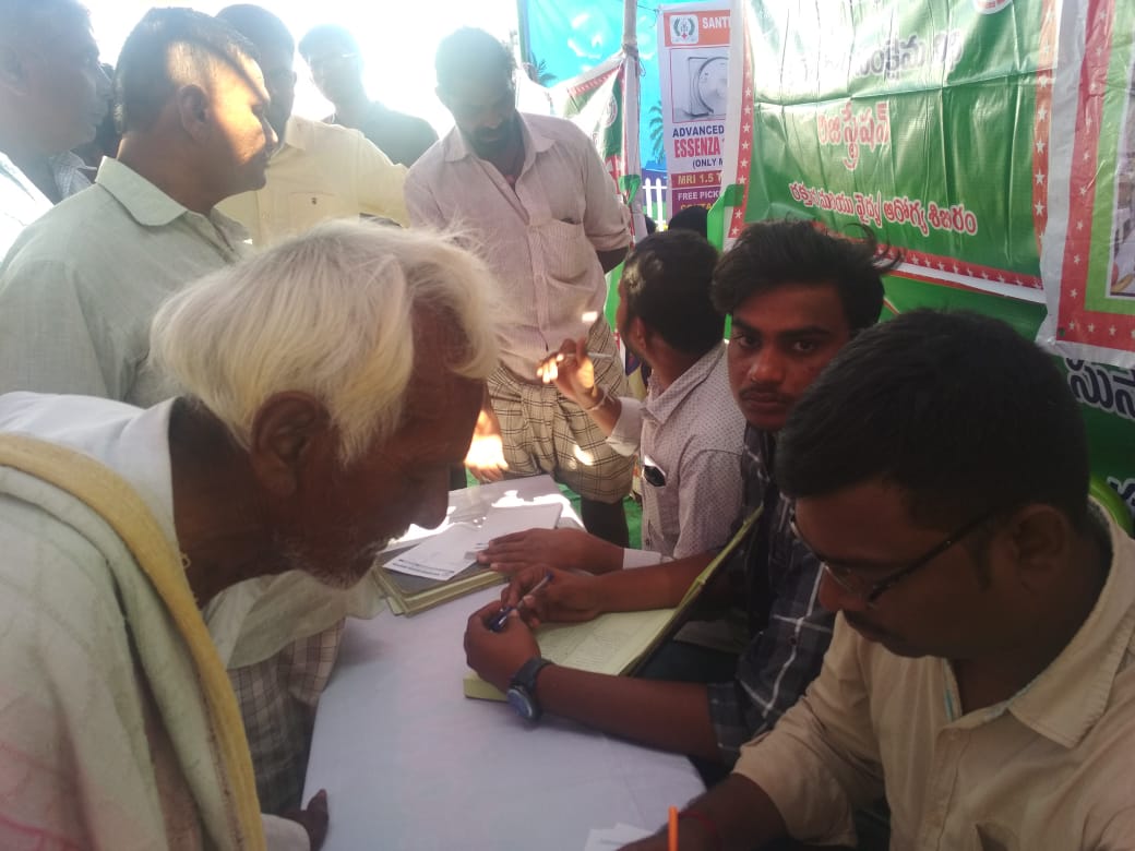 ntrtrust's tweet photo. The #medicalcamp was organized with an objective to provide free #medical examinations. 589 residents were provided with #Diabeticscreening, #Orthopedic, #Ophthalmology, #Gynecology & General #checkup and #medicines were distributed on free. https://t.co/tgR1xlq9uW