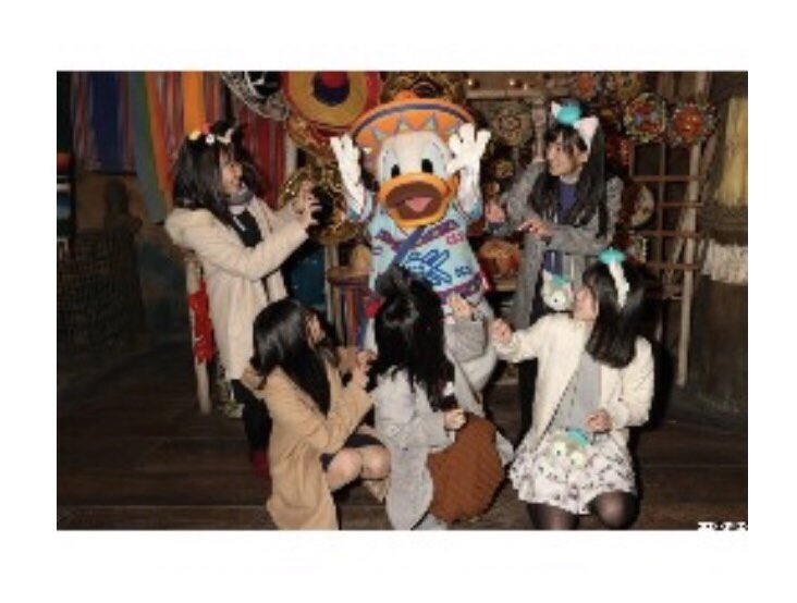 _mayomon_'s tweet photo. まよもんディズニー💕(昨日だけど...)
楽しかった😭😭😭あー現実逃避したい。。。夢の国に戻りたい。。。
(写真は4本指のドナルドにまよもんポーズを教えているシーン🙄) https://t.co/jVkpgYzSsp